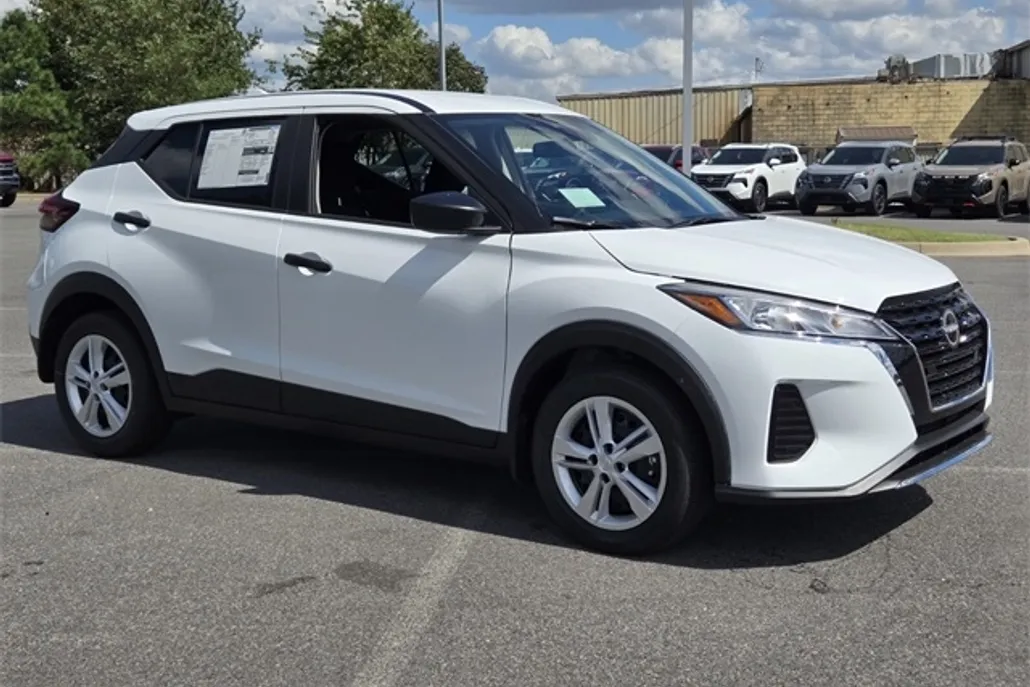 2025 Nissan Kicks Play S photo 1