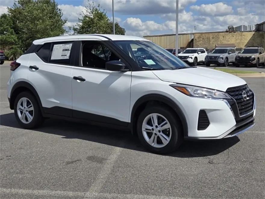 2025 Nissan Kicks Play S photo 1