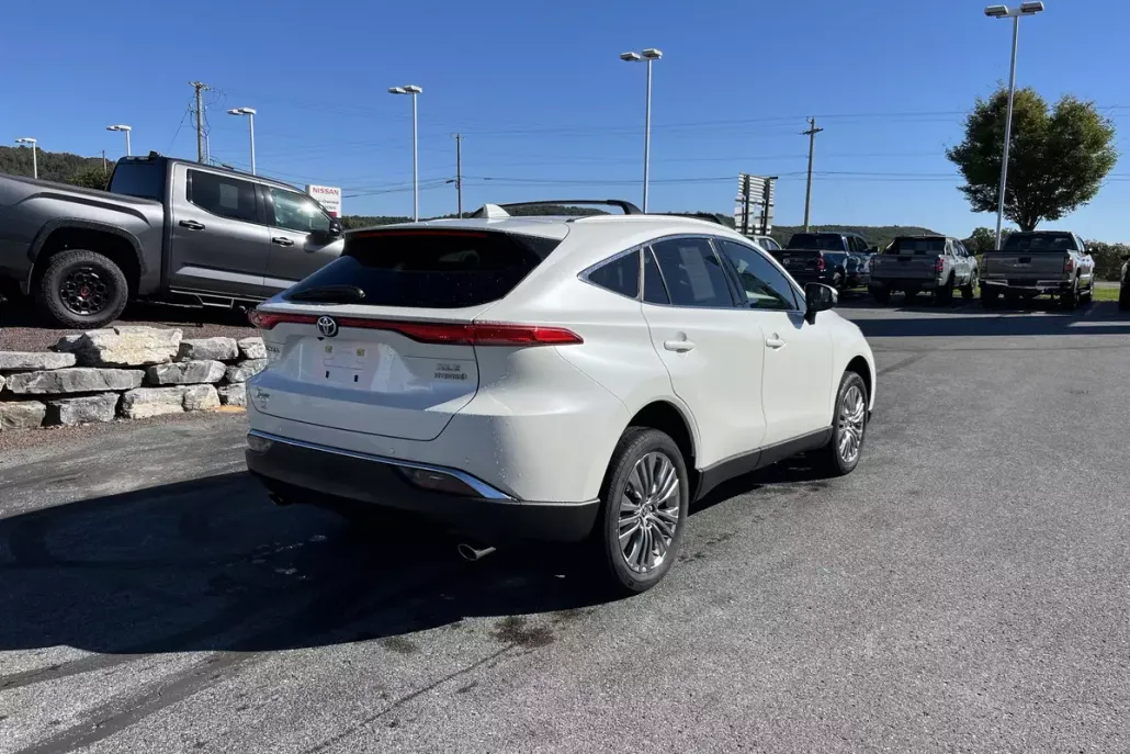 2022 Toyota Venza LE photo 1