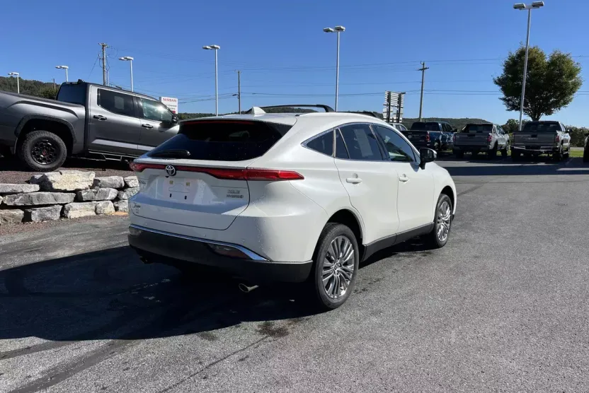 2022 Toyota Venza LE photo 1