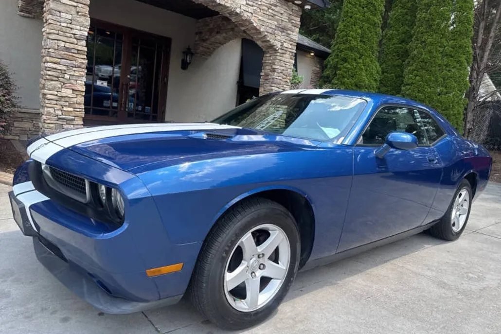 2010 Dodge Challenger SE photo 1
