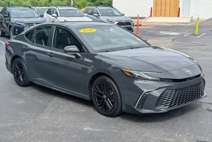 2025 Toyota Camry SE photo 1