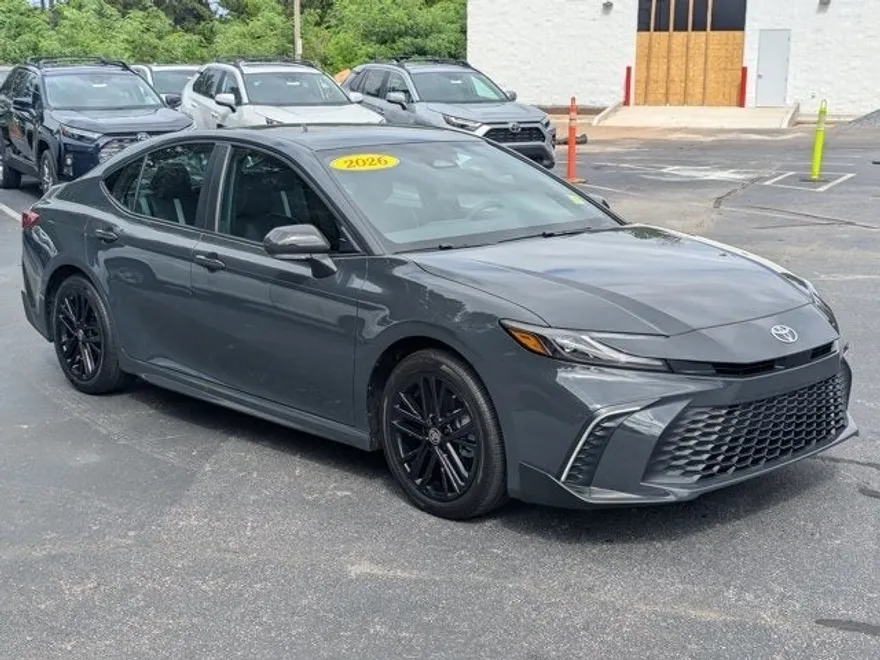 2025 Toyota Camry SE photo 1