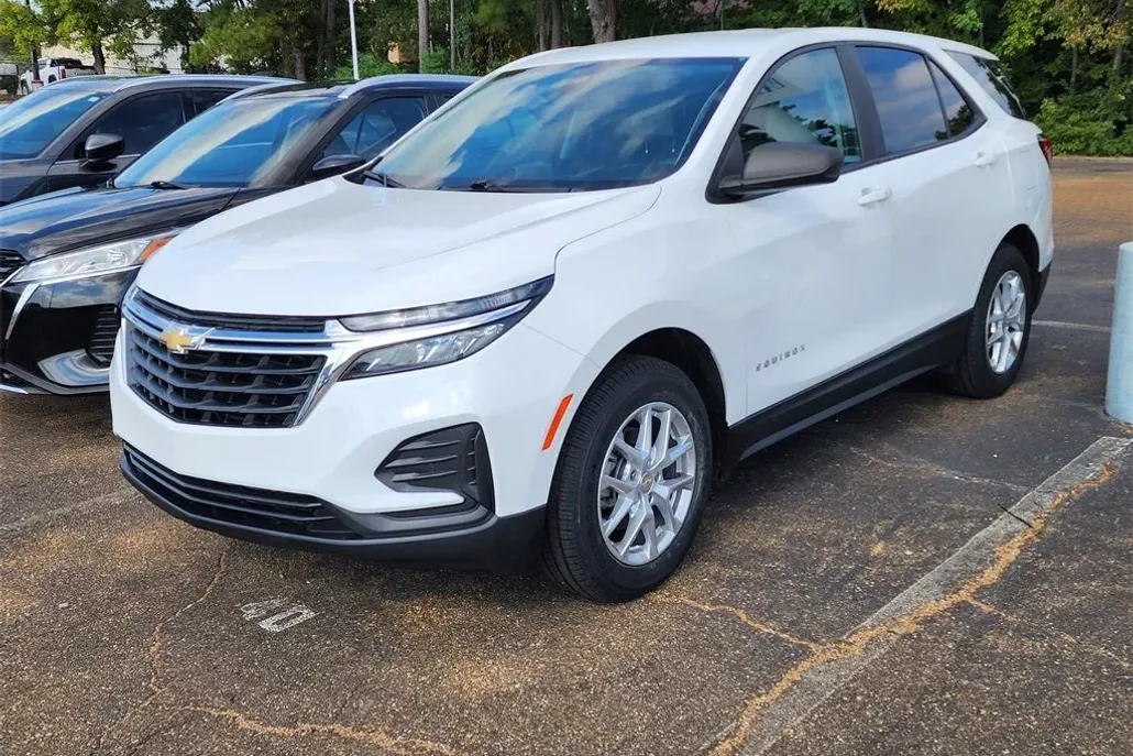 2022 Chevrolet Equinox LS photo 1