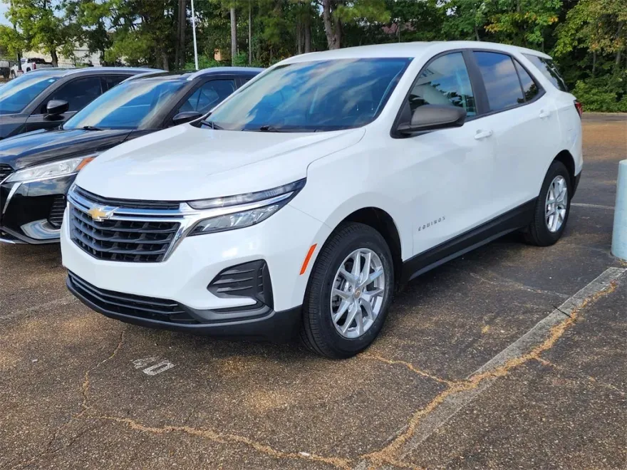 2022 Chevrolet Equinox LS photo 1