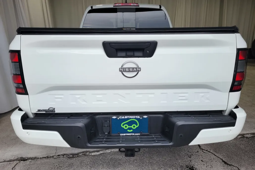 2023 Nissan Frontier Crew Cab SV photo 1