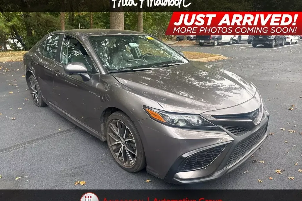 2024 Toyota Camry SE photo 1