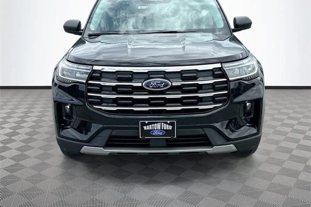2025 Ford Explorer photo 1