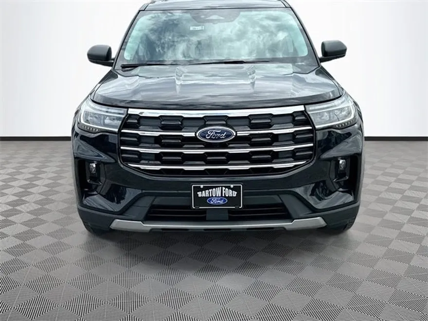 2025 Ford Explorer photo 1
