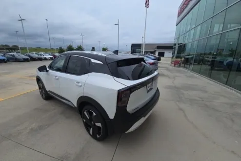 2025 Nissan Kicks SR photo 3