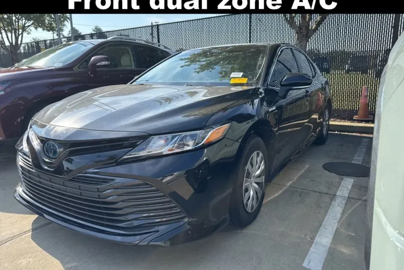 2019 Toyota Camry Hybrid LE photo 1