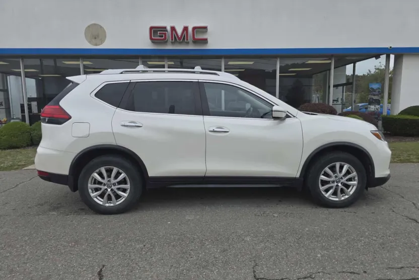 2017 Nissan Rogue SV photo 1