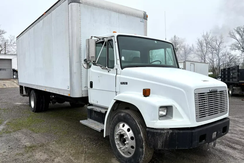 2004 Freightliner FL70 photo 1