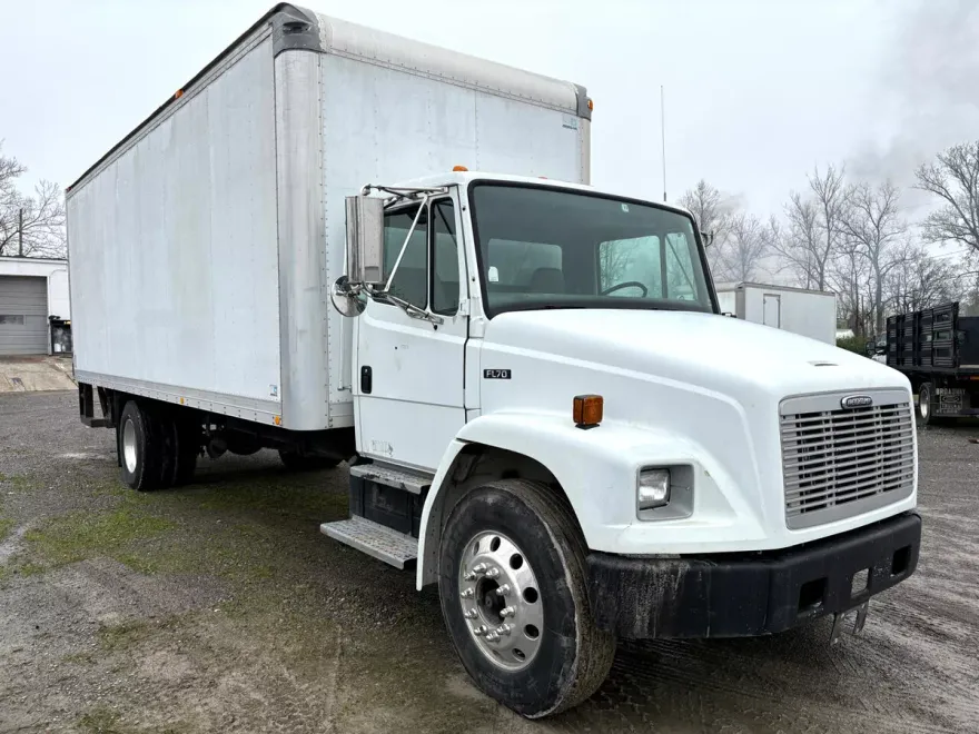 2004 Freightliner FL70 photo 1