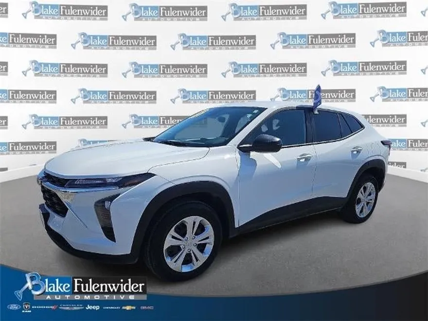 2025 Chevrolet Trax LS photo 1