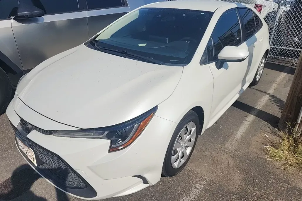 2020 Toyota Corolla LE photo 1