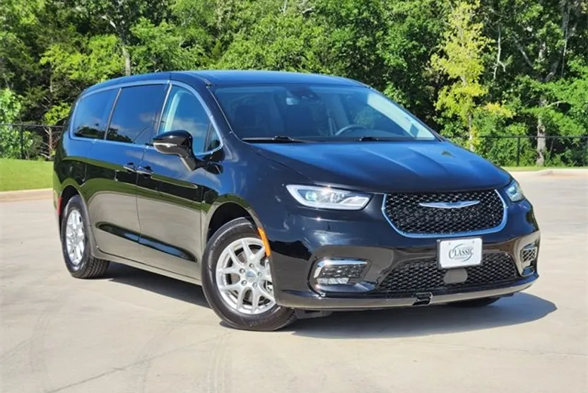 2024 Chrysler Pacifica Touring L photo 1