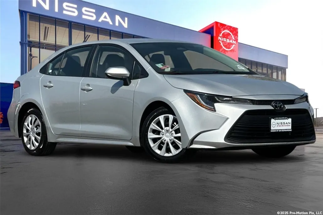2023 Toyota Corolla LE photo 1