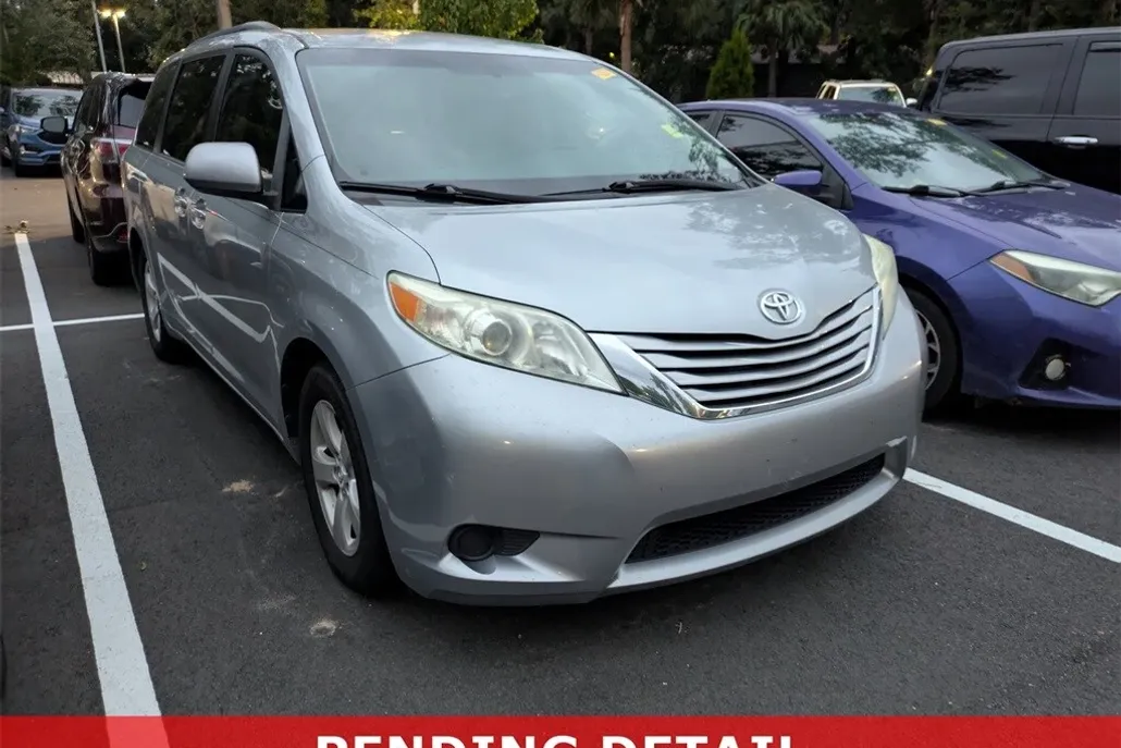 2015 Toyota RAV4 LE photo 1