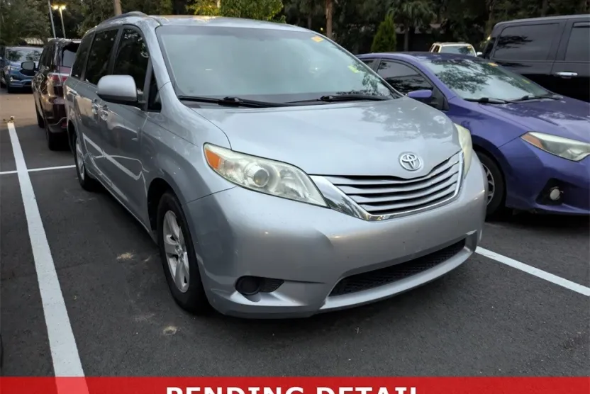 2015 Toyota Sienna LE photo 1