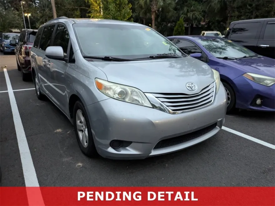 2015 Toyota RAV4 LE photo 1