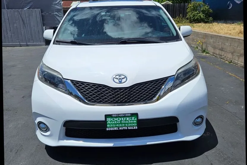 2017 Toyota Sienna SE photo 1