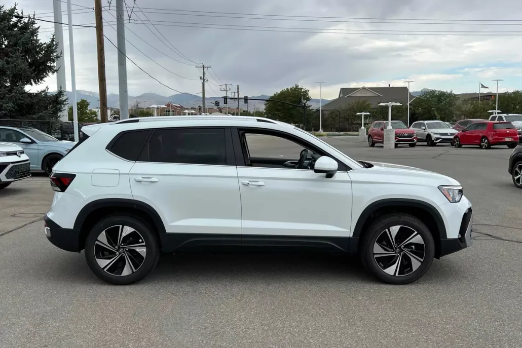 2025 Volkswagen Taos SE photo 1