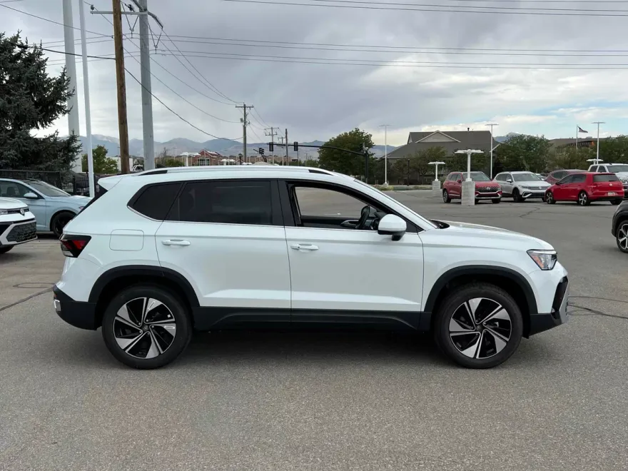 2025 Volkswagen Taos SE photo 1