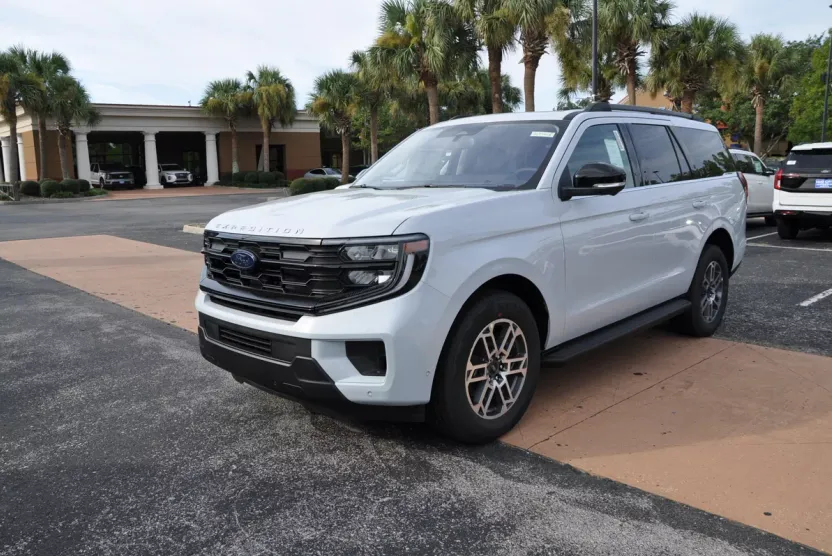 2025 Ford Expedition photo 1
