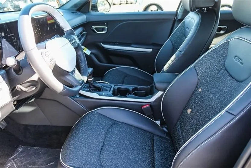 2025 Kia K4 GT-Line photo 1