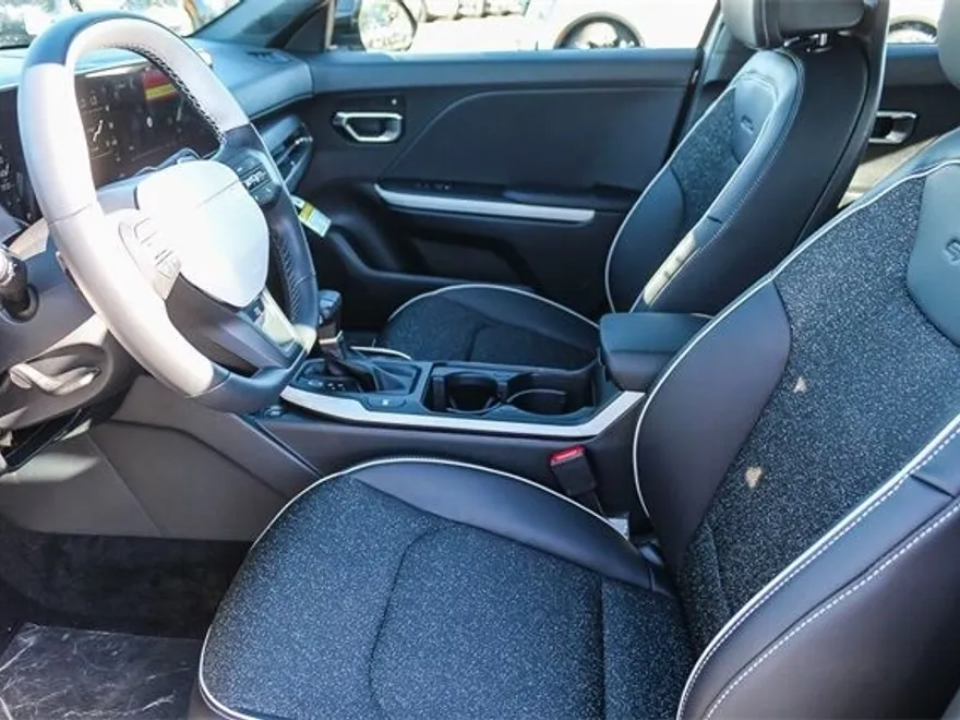 2025 Kia K4 GT-Line photo 1