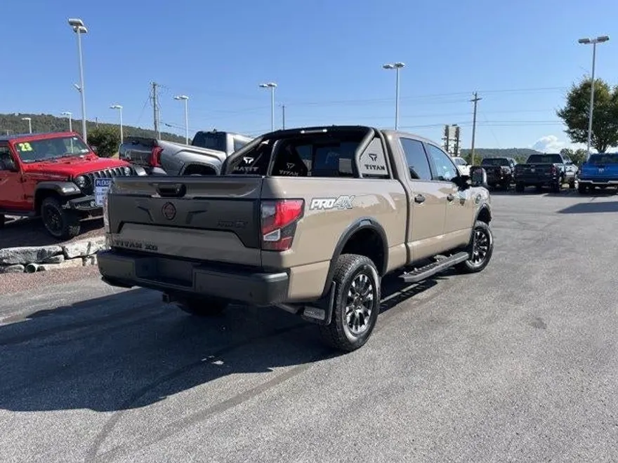 2024 Nissan Titan Crew Cab PRO-4X photo 1