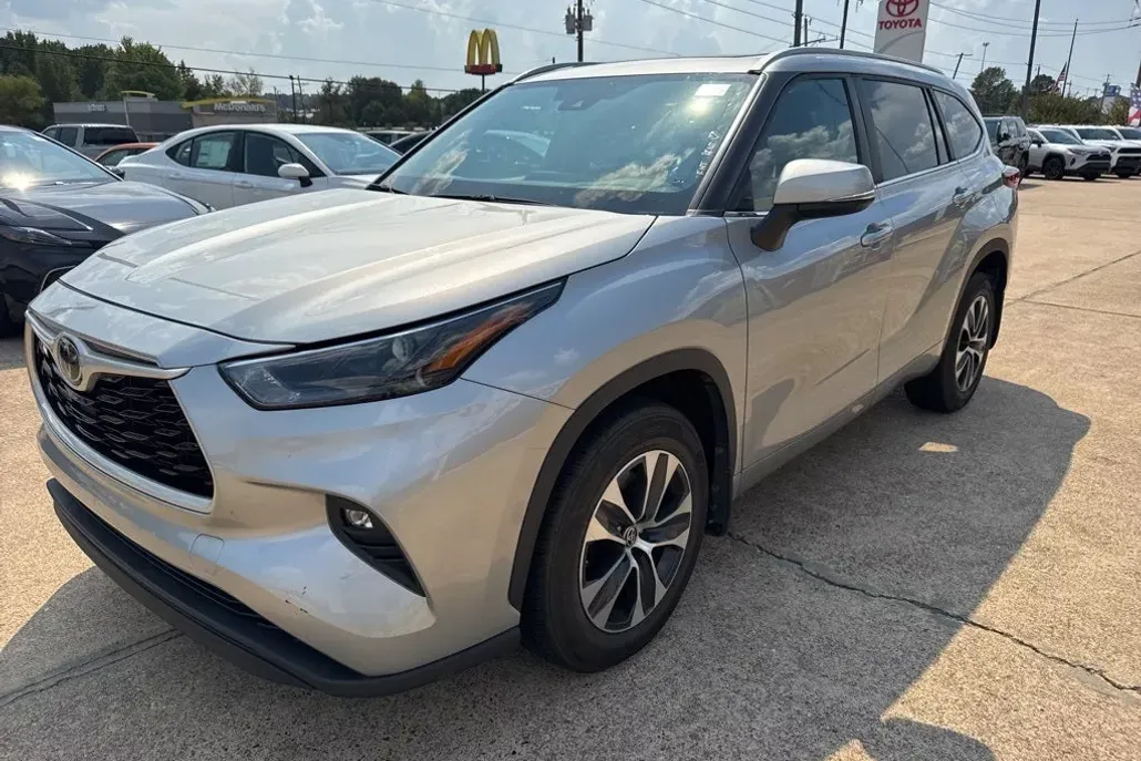 2023 Toyota Highlander XLE photo 1