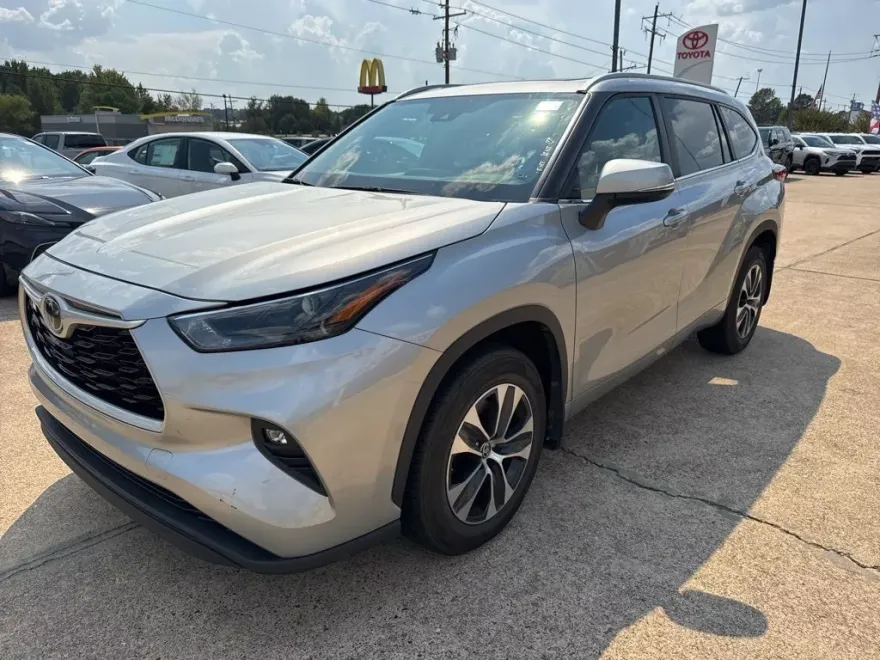 2023 Toyota Highlander XLE photo 1