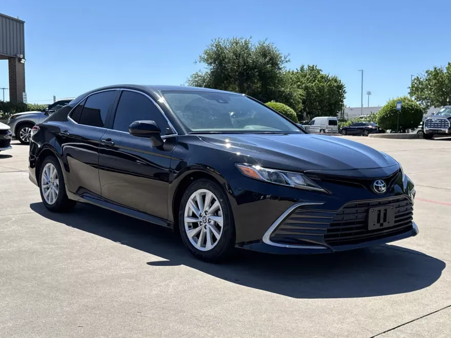 2022 Toyota Camry LE photo 1