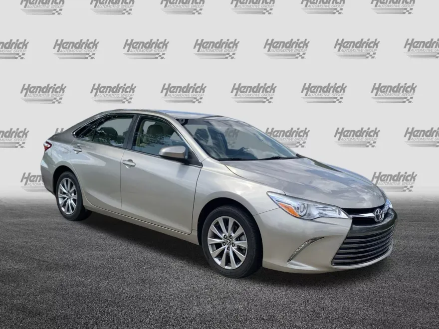 2017 Toyota Camry XLE photo 1