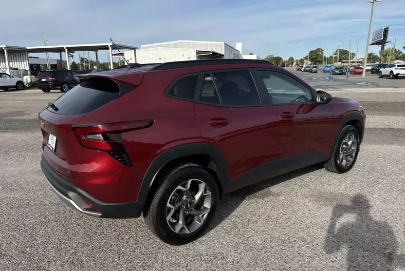2024 Chevrolet Trax LT photo 1