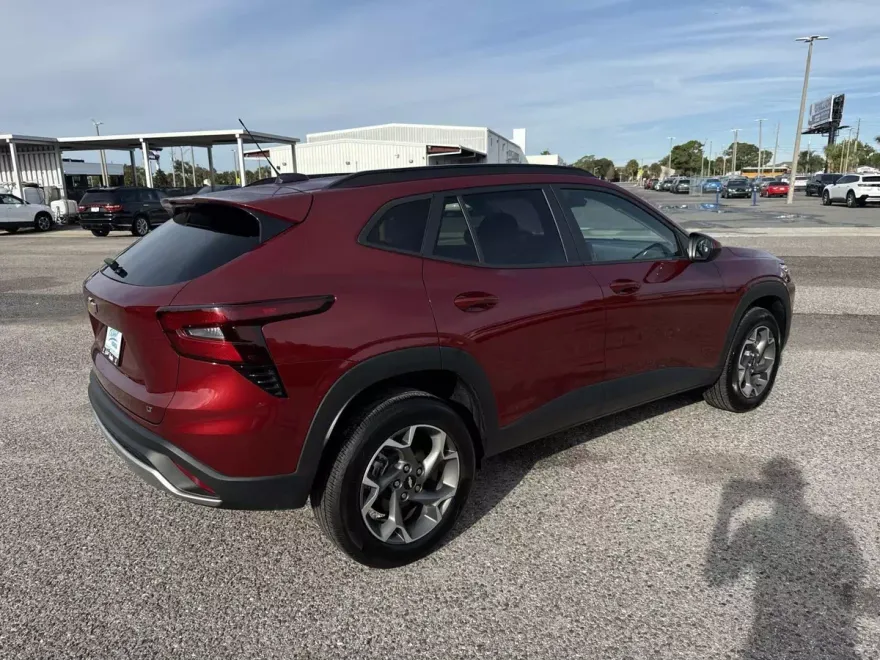 2024 Chevrolet Trax LT photo 1