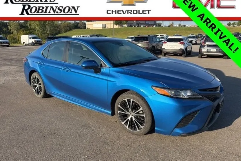 2019 Toyota Camry LE photo 1
