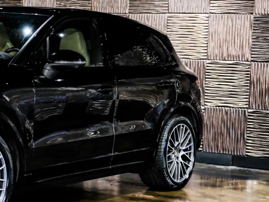 2020 Porsche Cayenne S photo 1