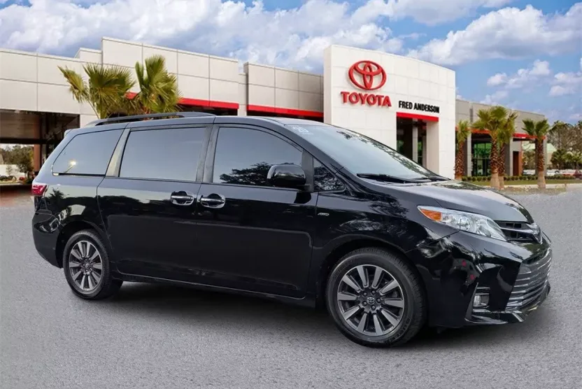 2020 Toyota Sienna XLE photo 1