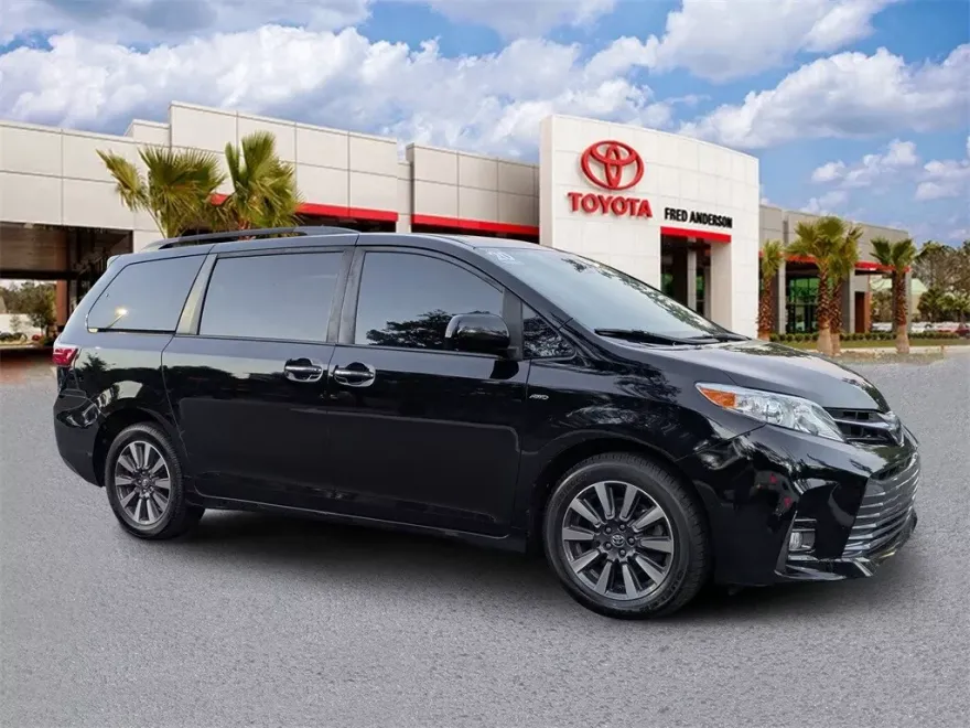 2020 Toyota Sienna XLE photo 1