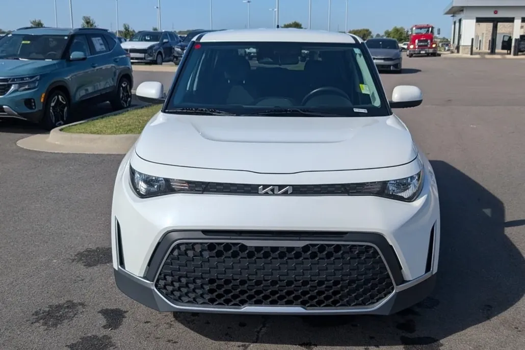 2023 Kia Soul LX photo 1