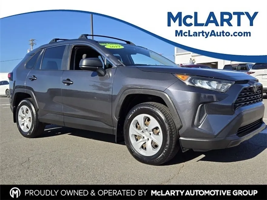 2019 Toyota RAV4 LE photo 1