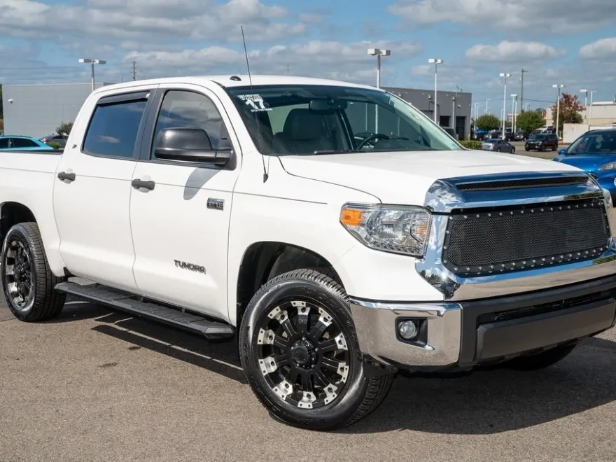 2017 Toyota Tundra CrewMax photo 1
