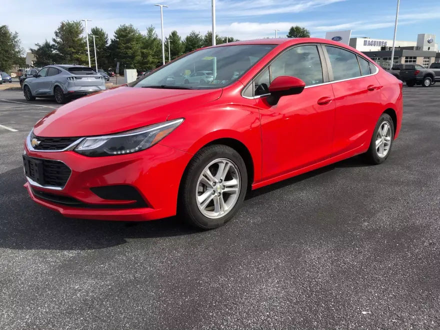 2018 Chevrolet Cruze LT photo 1