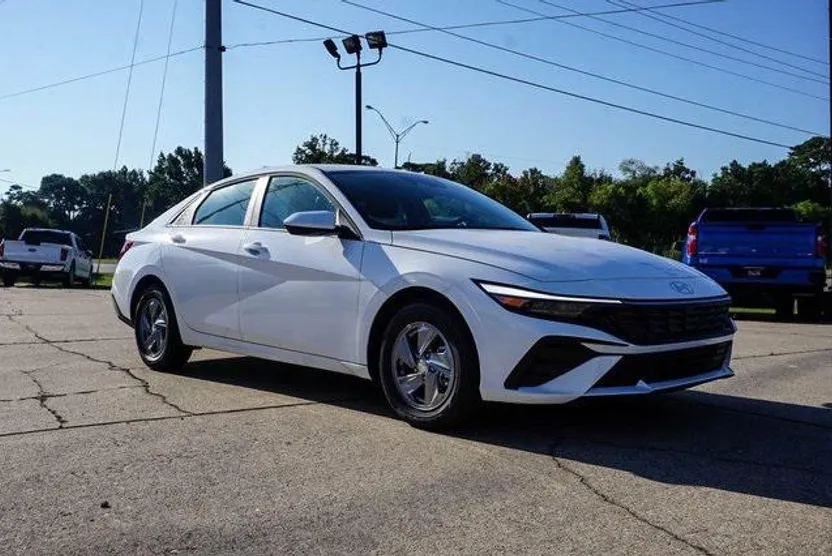 2025 Hyundai Elantra SE photo 1