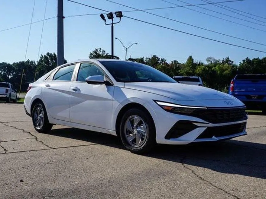 2025 Hyundai Elantra SE photo 1