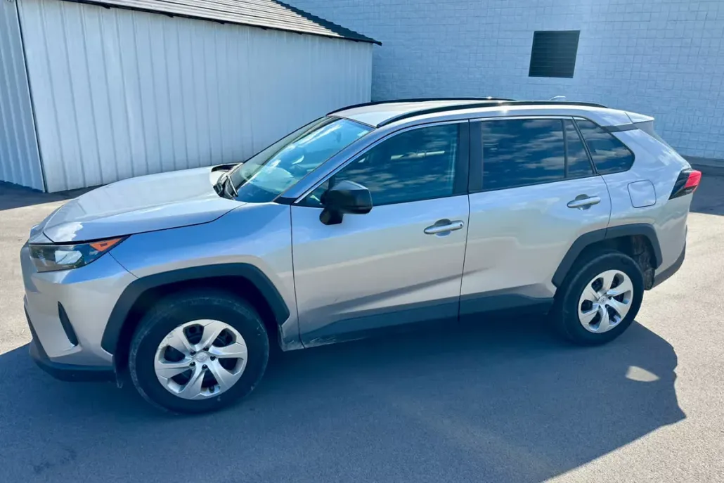 2021 Toyota RAV4 LE photo 1