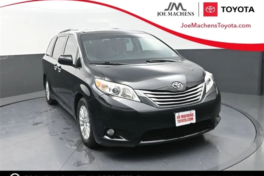 2016 Toyota Sienna XLE photo 1